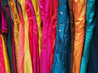 Grelle bunte traditionelle tamilische und singhalesische Kleidung bei einem Straßenfest in der...