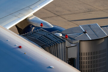 Gangway Finger Fluggastbrücke Flughafen Airport Terminal Passagiere einsteigen geschützt andocken...