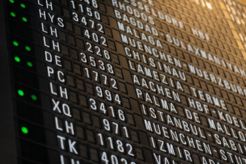Anzeigetafel Flughafen Abflug Ankunft Boarding Lämpchen grün Blinken Buchstaben Zahlen umklappen...