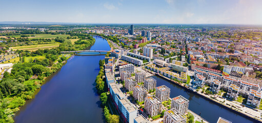 Modern new build properties by the water in Offenbach am Main harbor, Hesse: Development of a new residential area in a city with condominiums and apartments - obrazy, fototapety, plakaty