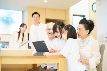 タブレットPCで遊ぶ3世代家族