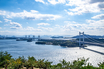 Obraz premium 瀬戸大橋とキラキラと輝く海面の風景 岡山県倉敷市 The view of Seto Ohashi bridge at Setonaikai, Inland Sea of Japan, in Kurashiki city, Okayama pref. Japan 