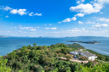 鷲羽山山頂より眺める瀬戸内海と鷲羽山ビジターセンター　岡山県倉敷市　The view from the summit of Mt. Washuzan in Kurashiki city, Okayama pref. Japan. We can see the beautiful view of Setonaikai, Inland Sea of Japan.