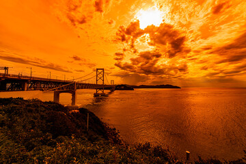 鳴門海峡大橋　夕景　オレンジ色　【 関西 の 人気 観光 スポット 】