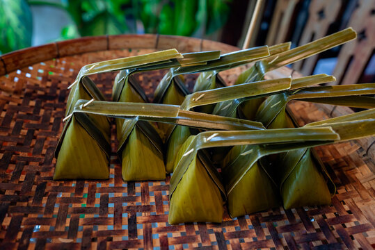 Thailand's most delicious tom knom desserts are made with flour and coconut milk wrapped in banana leaves and placed beautifully.