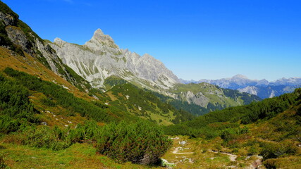 Fototapeta na wymiar Gipfel der Zimba im Vorarlberg mit weitem Blick ins Montafon mit grünen Tälern unter blauem Himmel