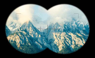 Blick auf Berge, Alpen durch ein Fernglas.