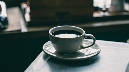 朝日に照らされるコーヒーカップ