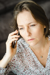femme au téléphone
