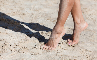 Obraz na płótnie Canvas female feet on the seaside