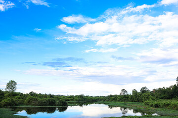 Obraz na płótnie Canvas lake landscape with sky and cloud background
