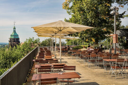 pirna, deutschland - aussichtsterrasse mit biergarten am schloss sonnenstein