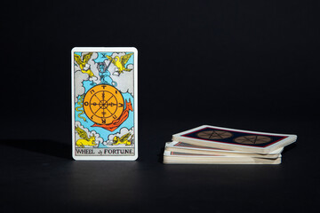 Mazo de Tarot en fondo negro, mostrando la rueda de la fortuna, WHEEL OF FORTUNE