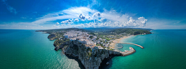 Vista aerea della città di Peschici, parco nazionale del gargano, italia © angelo chiariello