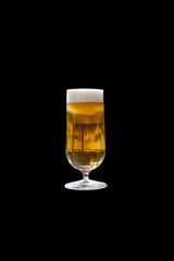 copa de cerveza fría en fondo negro