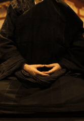 postura de manos en meditación de budismo zen, zazen