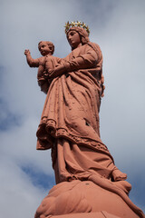 Statue de Notre Dame de France tenant l'enfant Jésus dans ses bras (Le Puy en Velay - Haute-Loire) - obrazy, fototapety, plakaty