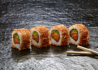 Sushi rebozado en fondo negro