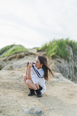 海で写真を撮るカメラ女子