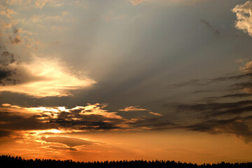 Obraz premium Beautiful sky at sunset. Dramatic clouds on summer sunset.