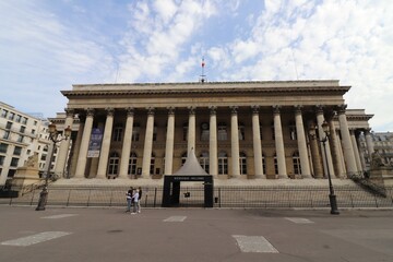 Obraz premium Le palais Brongniart, anciennement palais de la bourse, et bourse de Paris, vue de l'extérieur, ville de Paris, île de France, France