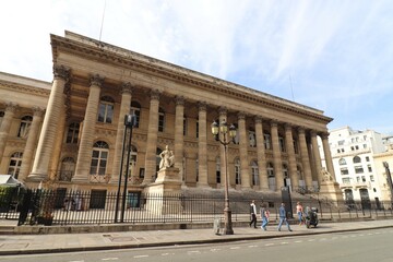 Obraz premium Le palais Brongniart, anciennement palais de la bourse, et bourse de Paris, vue de l'extérieur, ville de Paris, île de France, France