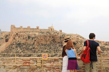 turistas mirando la alcazaba de almería castillo murallas cerro san cristobal 4M0A5431-as21
