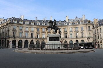 La place des victoires, avec la statue équestre du roi Louis XIV, ville de Paris, île de France, France - obrazy, fototapety, plakaty