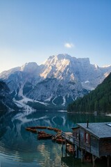 Paisaje con lago y montaña en el Lago de Braies