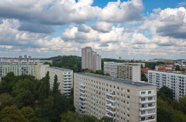 Wohnbauten in Berlin und Blick auf den Bunkerberg und den Platz der Vereinten Nationen