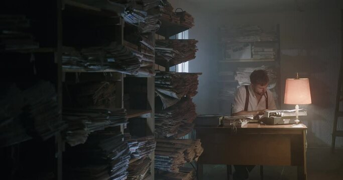 A journalist in a documentary archive examines old documents and newspapers and tries to find answers to his questions about the secrets of the investigation