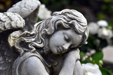 Schlafender Steinengel auf einem Friedhof