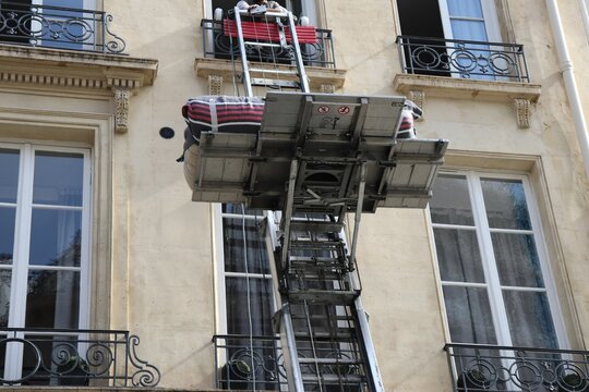 Monte meuble de d&eacute;m&eacute;nagement sur la facade d'un immeuble parisien, ville de Paris, &icirc;le de France, France