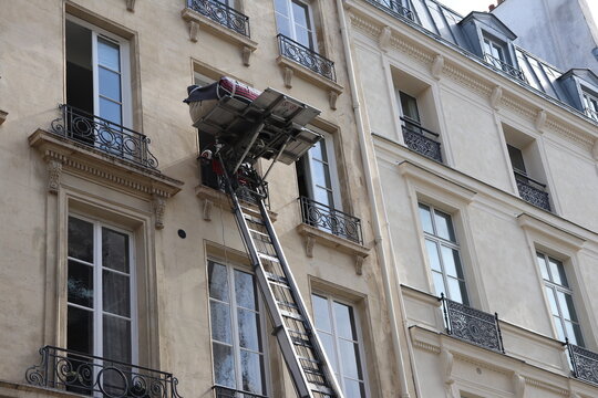 Monte meuble de d&eacute;m&eacute;nagement sur la facade d'un immeuble parisien, ville de Paris, &icirc;le de France, France