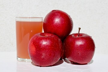 red apple and apples juice