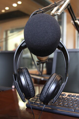 Close up de micrófono para radio.