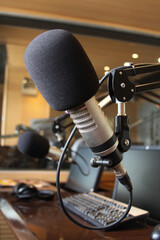 Close up de micrófono para radio.