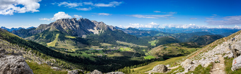 Naklejka na ściany i meble Wandern in den Südtiroler Dolomiten: Panoramablick - Hirzelsteig zum Vajolonpass und zur Rotwand im Rosengarten Gebirge