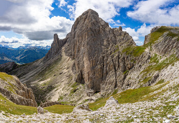 Fototapeta premium Wandern in den Südtiroler Dolomiten: Vajolonpass und Rotwand im Rosengarten Gebirge