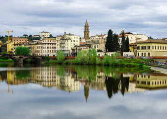 Fototapeta na wymiar Vista de Florencia sobre el río Arno, Italia