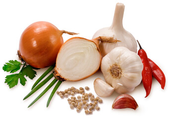 Temperos, cebola alho, pimenta preta e pimenta vermelha no fundo branco para recorte.