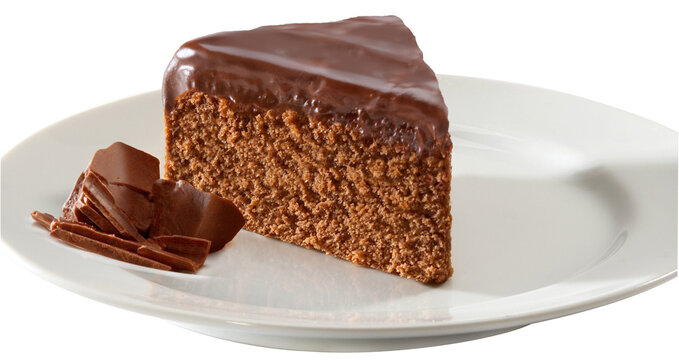 Fatia de bolo de chocolate no prato com raspas de chocolate no fundo branco para recorte.