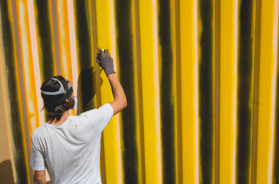 jeune homme en train de graffer