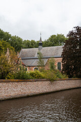 Kloster Kirche am Wasser in Brugge, Klostergarten am Fluss, Backstein