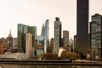 Fototapeta na wymiar Manhattan cityscape from Roosevelt island and east river.
