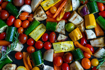 des légumes méditerranéens de toutes les couleurs découpés et éparpillés sur une plaque en gros plan