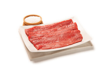  filete de ternera fresco crudo en plato blanco son bote de pimienta negra en grano. aislada fondo blanco