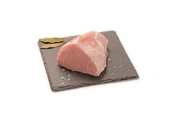 pieza de lomo de cerdo fresco crudo sobre pizarra negra con especias aislado fondo blanco