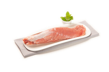 solomillo de cerdo fresco crudo en un plato bandeja blanca con una servilleta de tela gris y hierbas decorativas, aislada fondo blanco