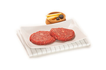 hamburguesa de ternera cruda fresco en plato blanco. aislado fondo blanco